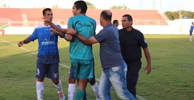 rbitro teria sido agredido por jogadores e equipe tcnica da equipe Teixeirense. (Foto: Esportenamidia)