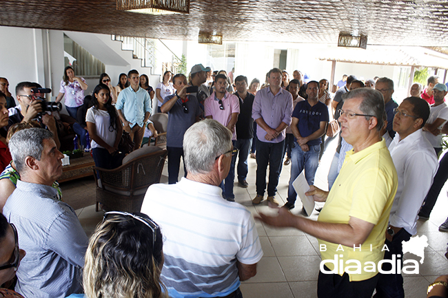 Deputados Jutahy Magalhes Jr. e Augusto Castro tem recepo calorosa em Itabela. (Foto: Alex Gonalves/BAHIA DIA A DIA)