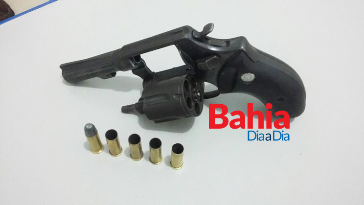 Arma foi apreendida pela policia. (Foto: BAHIA DIA A DIA) Arma foi apreendida pela policia. (Foto: BAHIA DIA A DIA)