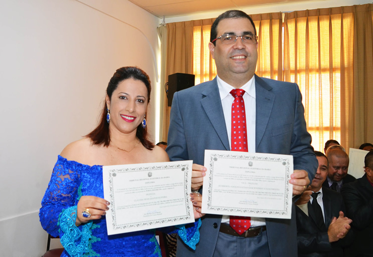 Claudia Oliveira e o vice, Beto Axe Moi , são diplomados para segunda gestão em Porto Seguro Claudia Oliveira e o vice, Beto Axe Moi , são diplomados para segunda gestão em Porto Seguro