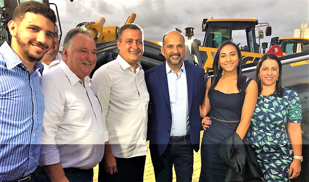 Prefeito Robrio Oliveira, ao lado de sua esposa Claudia e da Filha Larissa Oliveira, receberam os equipamentos do Governador Rui Costa. (Foto: Divulgao)