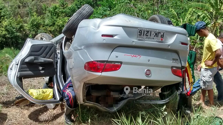 Casal fica ferido ao sofrer acidente na BR-101 em Itabela (Foto: Leitor Bahia Dia a Dia via WhatsApp)