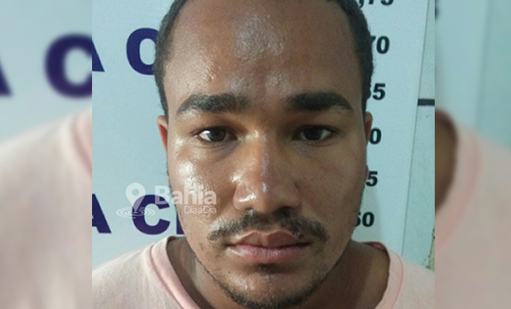 Acusado de cometer o crime foi preso em flagrante pela PM. (Foto: Bahia Dia a Dia) Acusado de cometer o crime foi preso em flagrante pela PM. (Foto: Bahia Dia a Dia)