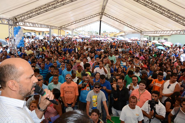 Prefeito Robrio Oliveira comandou a grande festa que reuniu mais de 5 mil pessoas. (Foto: Divulgao)