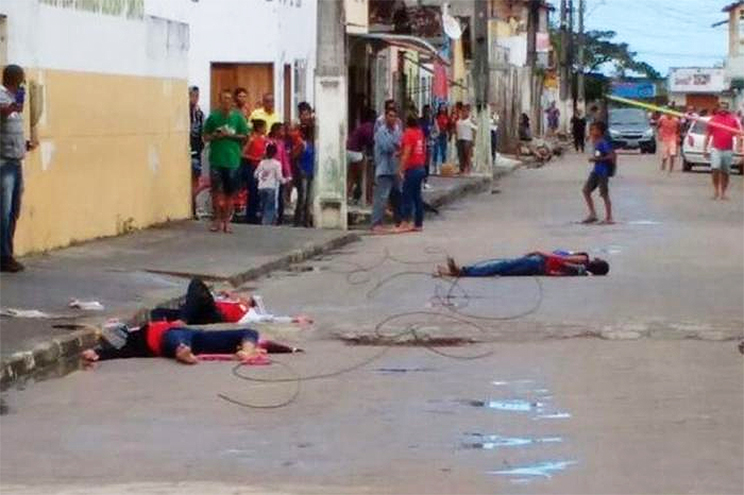 Estudantes foram atingidos em frente uma escola em Barrolndia, distrito de  Belmonte. (Foto: Reproduo/Whatsapp)