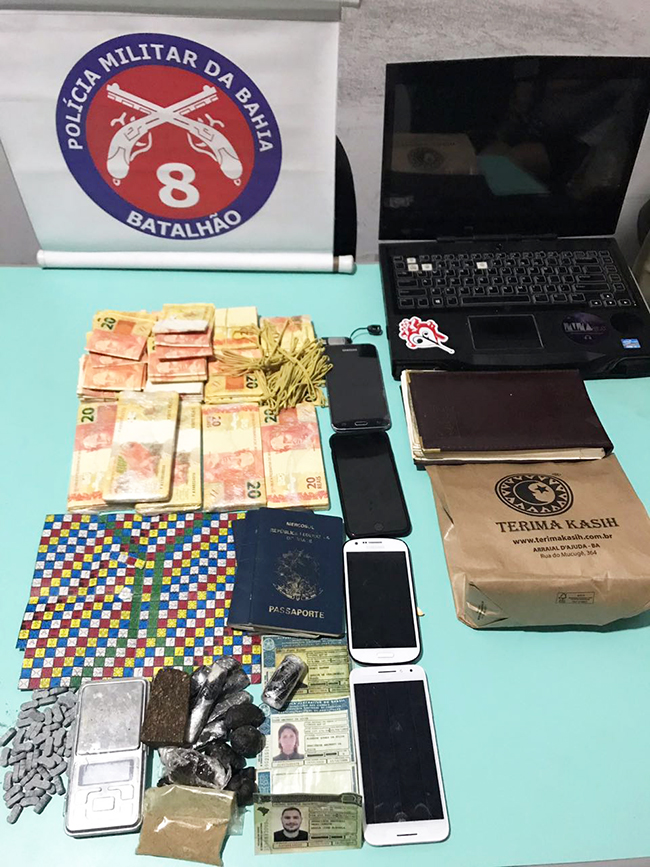 Drogas e dinheiro foram encontrados com os suspeitos. (Foto: Divulgao)