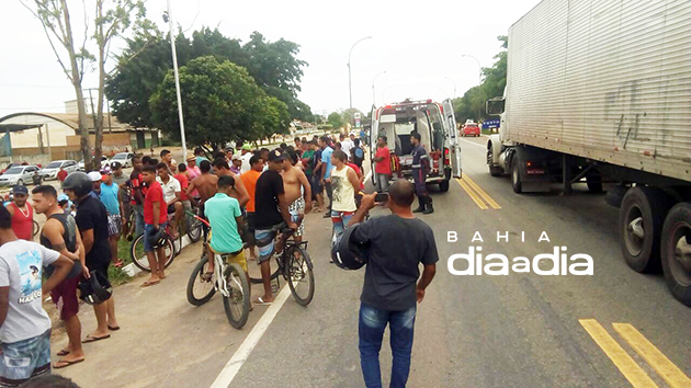 Eletricista morre em coliso moto e carro na BR-101, zona urbana de Itabela. (Foto: Reproduo/Whatsapp)