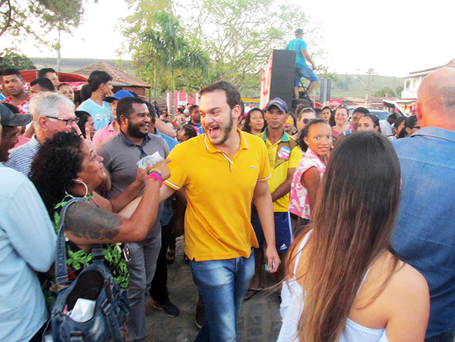 Uldurico Junior atrai centenas de eleitores para caminhada em Monte Pascoal. (Foto: Divulgao)