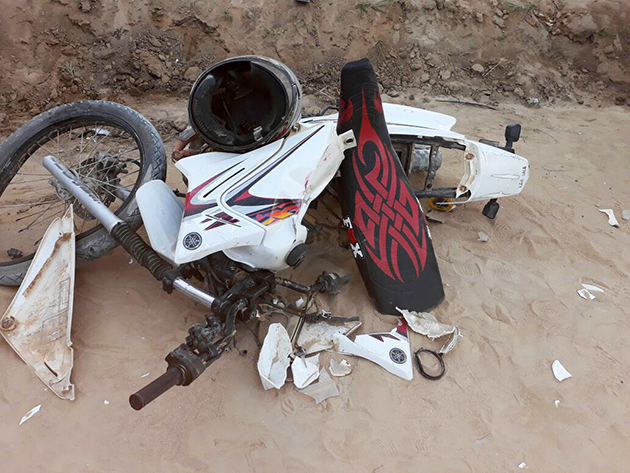 Motocicleta ficou totalmente destruda. (Foto:Reproduo/Whatsapp)