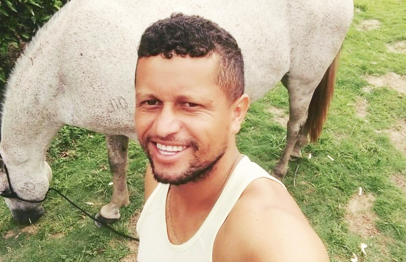 Aleandro Silva de Almeida, de 26 anos morre aps colidir com vaca na BA-283. (Foto: Divulgao) 