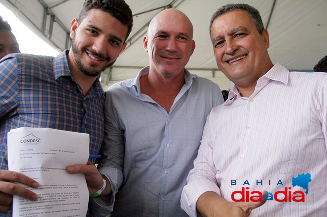 Prefeito Francisqueto e o presidente do PP jovem da Bahia, Neto Carletto, durante assinatura das solicitaes. (Foto: Alex Gonalves/BAHIA DIA A DIA)