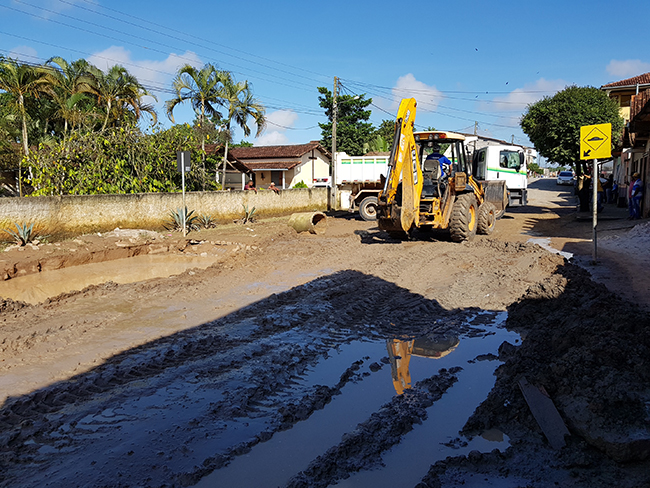 MÃ¡quinas iniciam trabalho para resolver problemas de alagamento. (Foto: Alex GonÃ§alves/BAHIA DIA A DIA)