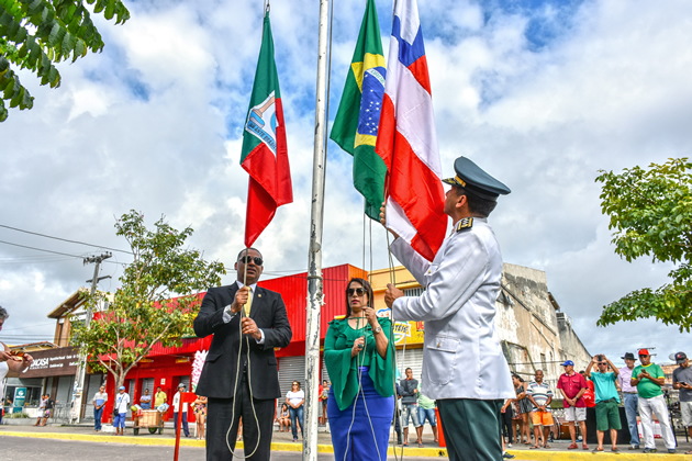 Prefeita, Cludia Oliveira faz o hasteamento da Bandeira. (Foto: Divulgao)