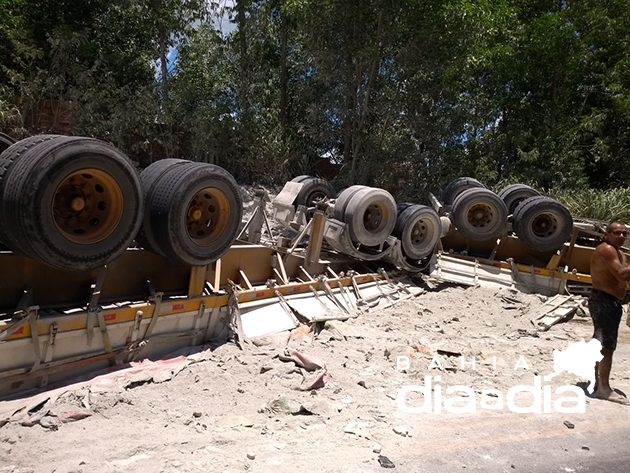 Veculo estava carregado com cimento e parte da carga ficou espalhada no acostamento da rodovia. (Foto: Reproduo/Whatsapp)