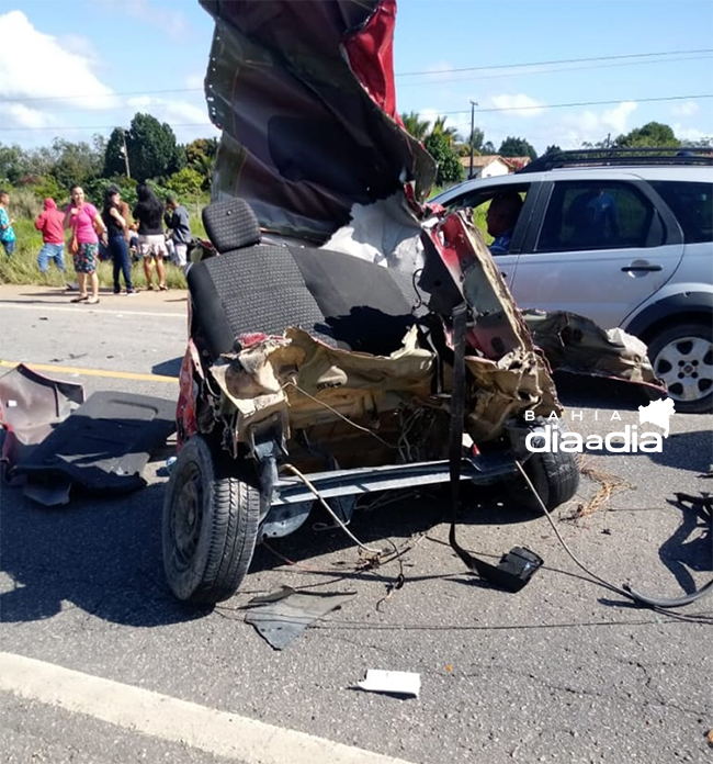 Carro  partido ao meio em acidente; casal fica ferido. (Foto: Reproduo/Whatsapp)
