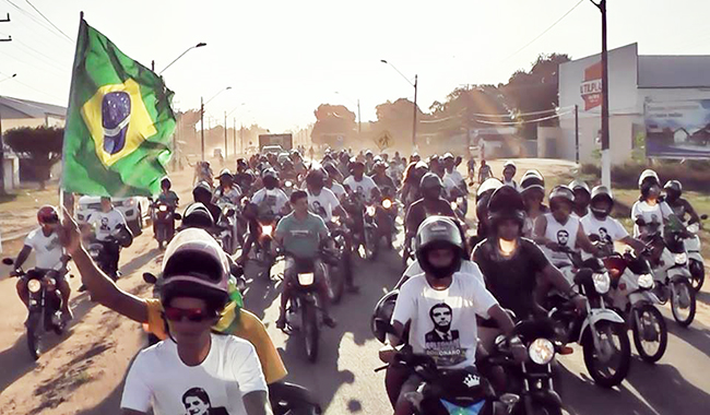 Carreata a favor de Bolsonaro seguiu por diversas ruas da cidade. (Foto: BAHIA DIA A DIA)
