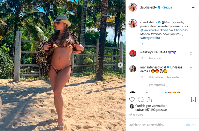 Claudia Leitte posa com barrigo na praia em Trancoso. (Foto: Reproduo/Instagram)
