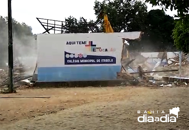 Estrutura do Colgio Municipal de Itabela comeou a ser demolido, nesta segunda-feira (13). (Foto: BAHIA DIA A DIA) 
