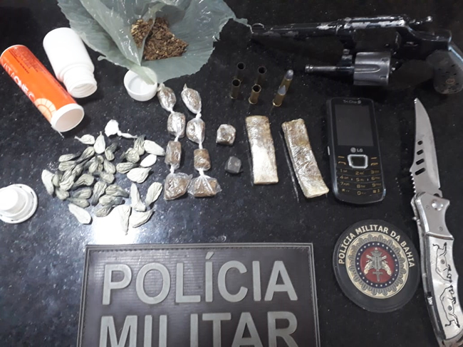 Com o suspeito, a polcia encontrou revolver, maconha e cocana.(Foto: Divulgao/PM)