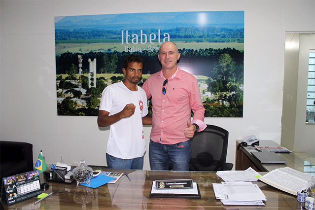 Prefeito recebeu em seu gabinete o lutador de muay thai, Dudu Monteiro. (Foto: Ascom)