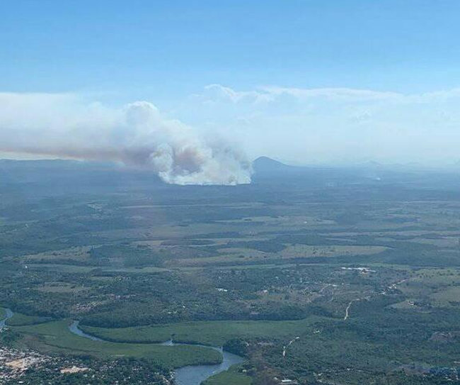 Focos de incndio esto se espalhando com muita rapidez por uma extensa rea de Mata Atlntica no Parque Nacional e Histrico de Monte Pascoal