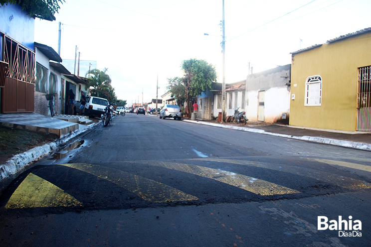 Prefeito entrega a pavimentao asfltica da Rua Miramar, no bairro Bandeirantes. (Foto: Alex Gonalves/BAHIA DIA A DIA)