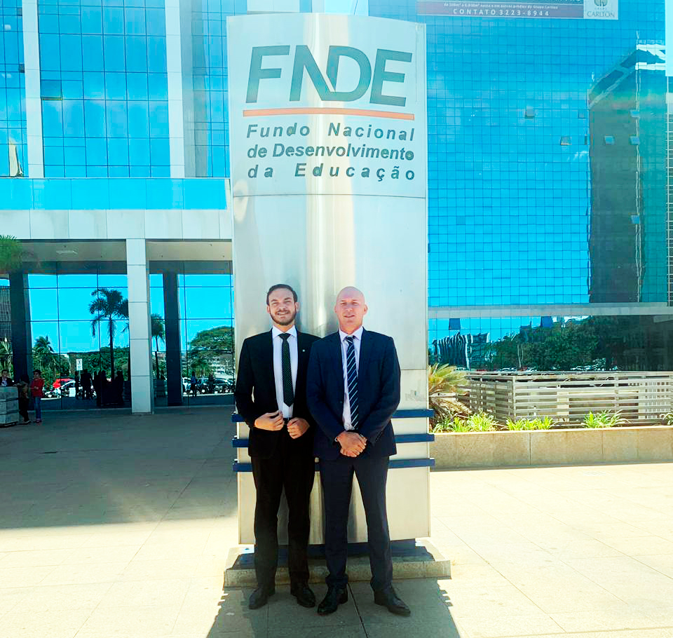 Divulgao - Prefeito Luciano Francisqueto ao lado do deputado federal Uldurico Junior, frente ao prdio do FNDE, em Braslia. 
