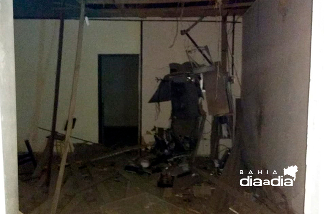 As exploses danificaram os locais onde ficavam os caixas. (Foto: Divulgao)