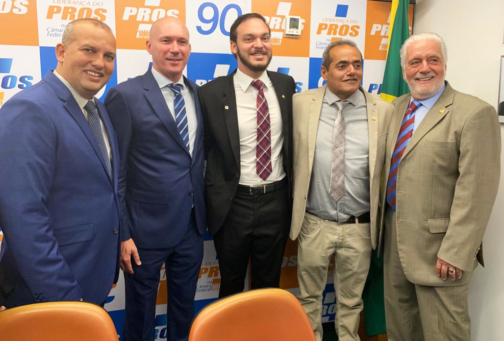 Cerimnia contou com a participao do senador Jaques Wagner (PT), do presidente nacional do PROS, Euripedes Gomes, e de outras lideranas polticas. (Foto: Divulgao)