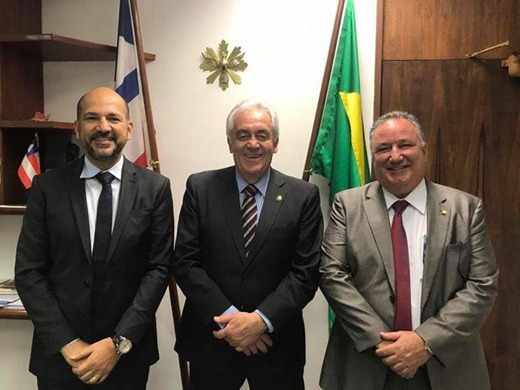 Prefeito Robrio Oliveira e Deputado Carletto protocolaram a emenda que tar benefcios para o municpio. (Foto: Divulgao)