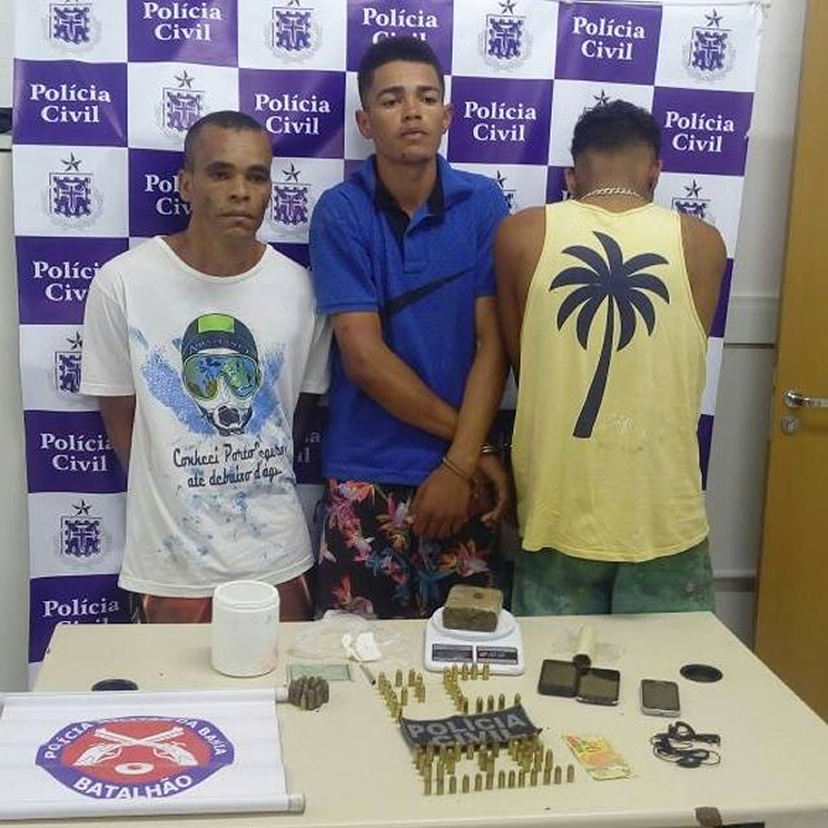 Trio  preso com drogas e munies em Porto Seguro