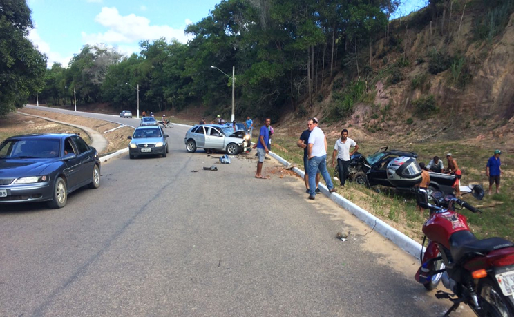 Cinco ficam feridos em batida entre carros em Monte Pascoal 