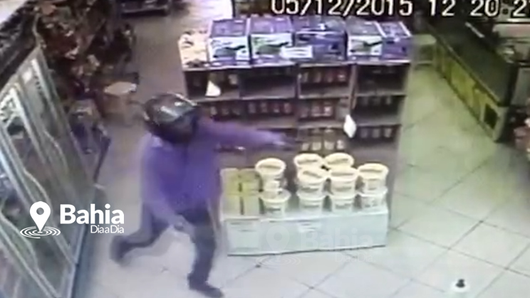 Vdeo mostra ao de dupla armada durante assalto de supermercado em Monte Pascoal. (Foto: Reproduo/YouTube)