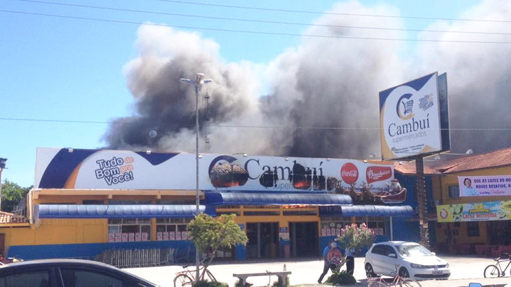 Incndio de grandes propores atinge Supermercado das redes Cambu em Coroa Vermelha. (Foto: Reproduo/Whatapp)