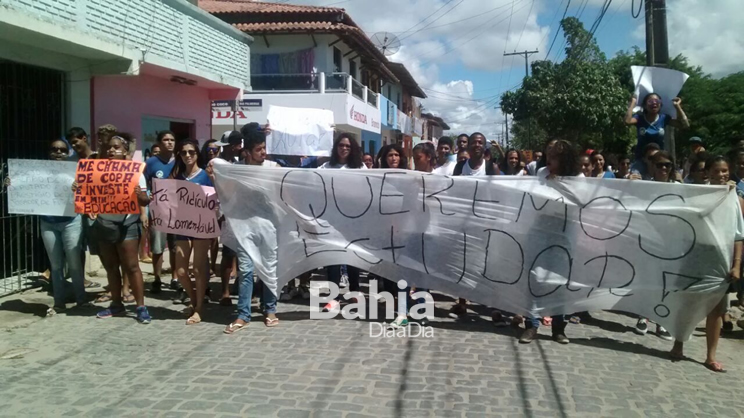 Estudantes protestam em Porto Seguro. (Foto: C.Silveira/Bahia Dia a Dia)
