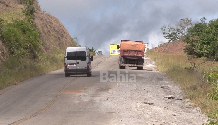 Concreto na BA 001 coloca em risco a vida de motoristas. (Foto: C.Silveira/Bahia Dia a Dia)