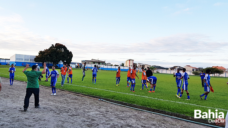 Time do técnico Ratinho venceu por 2 a 1 no Araujão. (Foto: Alex Gonçalves/BAHIA DIA A DIA)