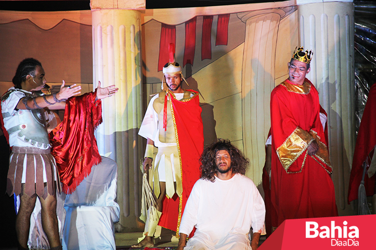 Cena do julgamento de Jesus com Pilatos e Herodes. (Foto: lex Mateus)