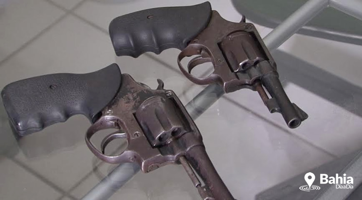 Armas usadas pelos bandidos foram apreendidas pela polcia. (Foto: C. Silveira/Bahia Dia a Dia)