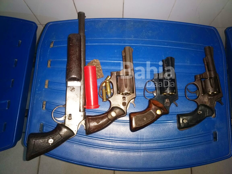 Polícia apreende armas usadas pelos suspeitos na ação. (Foto: Divulgação/PM) Polícia apreende armas usadas pelos suspeitos na ação. (Foto: Divulgação/PM)