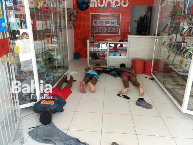 Assaltantes foram surpreendidos pela PM no momento que assaltava loja de celulares. (Foto: Reproduo/Whatsapp) 