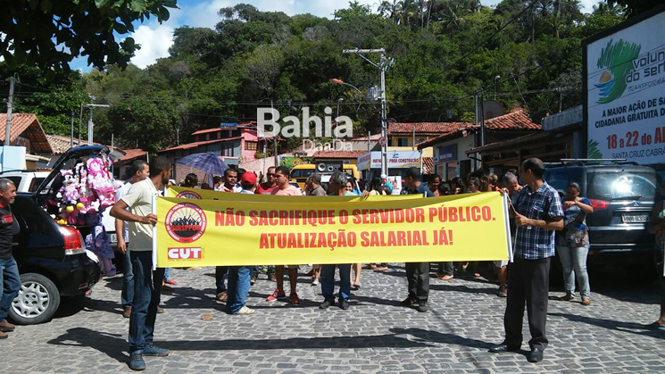 Servidores de Cabrália paralisam suas atividades e exigem atualização salarial. (Foto: C.Silveira/Bahia Dia a Dia)