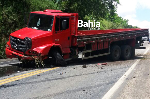  O Motorista do caminho teve ferimentos leves. (Foto: Reproduo/Whatsapp)
