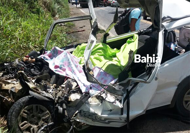Ocupantes do carro de passeio no resistiram ao impacto e morreram no local. (Foto: Reproduo/Whatsapp)