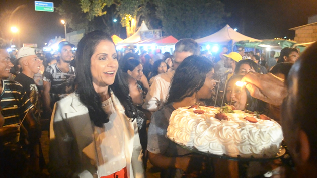 Prefeita Christine Pinto recebeu um bolo de aniversrio no meio do povo. (Foto: Furo31)