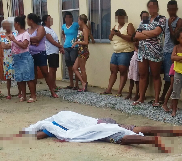 Homem  assassinado a tiros no Paquet. (Foto: Leitor Bahia Dia a Dia via Whatsapp)