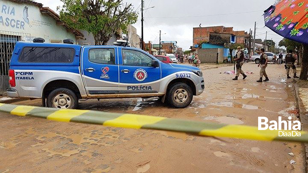 Jovem  morto a tiros em via pblica em Itabela. (Foto: Alex Gonalves/BAHIA DIA A DIA)