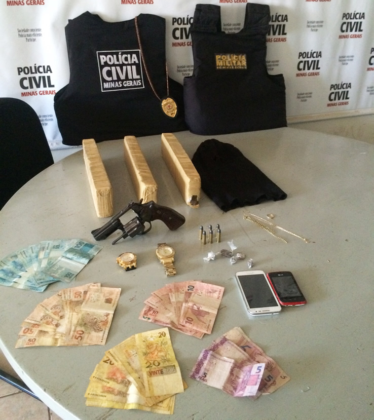 Droga e armas foram encontrados com os suspeitos. (Foto: Divulgao)