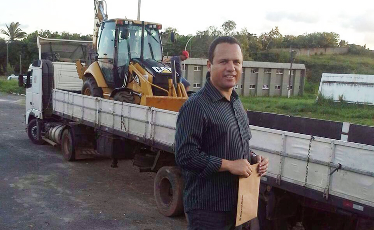 Prefeito Kenoel Viana recebe maquinas agrcolas para Guaratinga. (Foto: Divulgao)