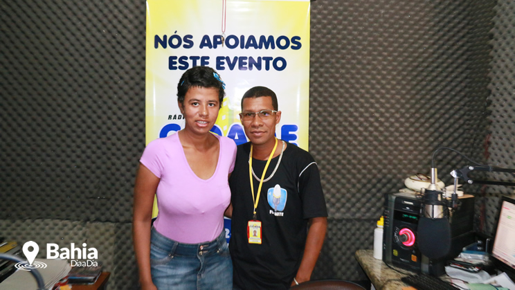 Jovem Natieli ao lado do apresentador, Eronildo Divino. (Foto: Alex Barbosa/Bahia Dia a Dia)